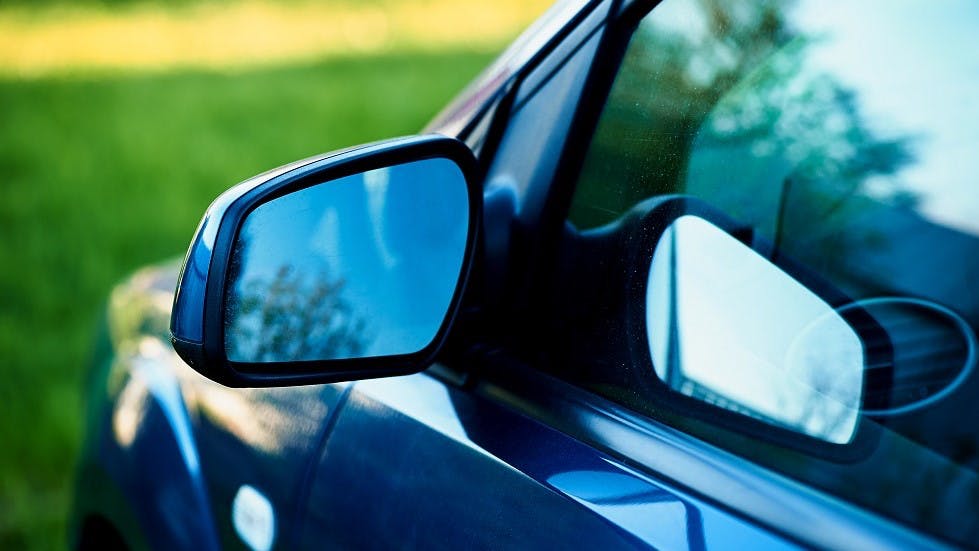 Numero de serie grave sur la vitre d une voiture