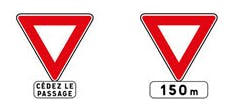 Le design des différents panneaux de " cédez-le-passage"