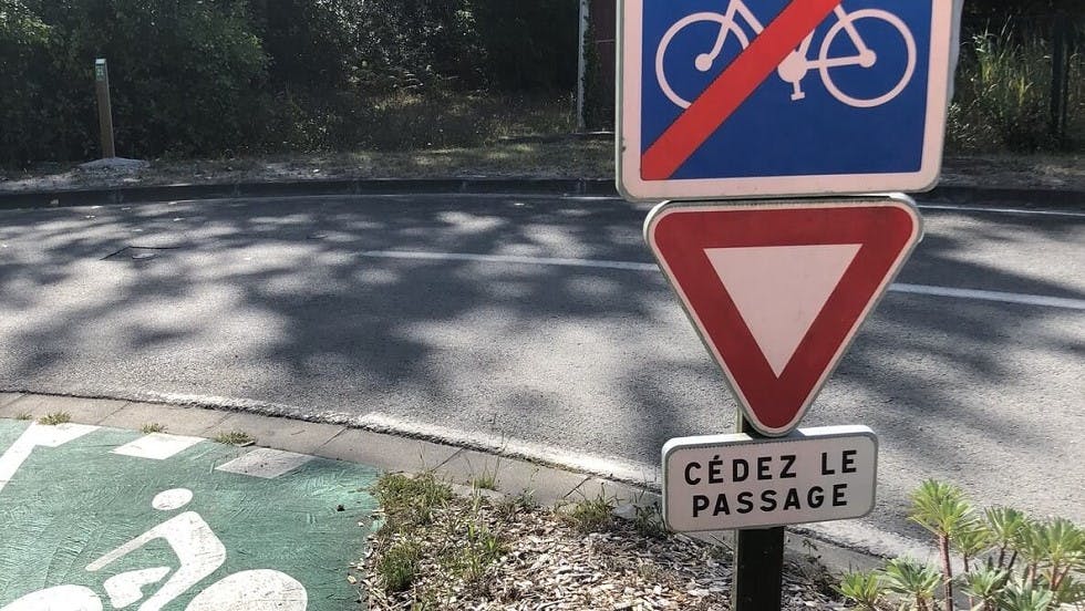 Panneau de cedez le passage