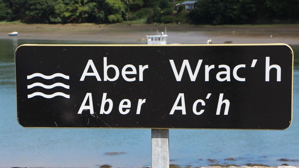 Panneau de cours eau bilingue