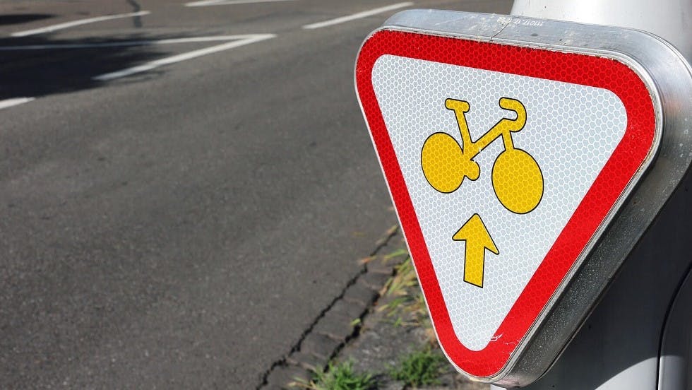 Panonceau d'autorisation pour les cyclistes d'aller tout droit