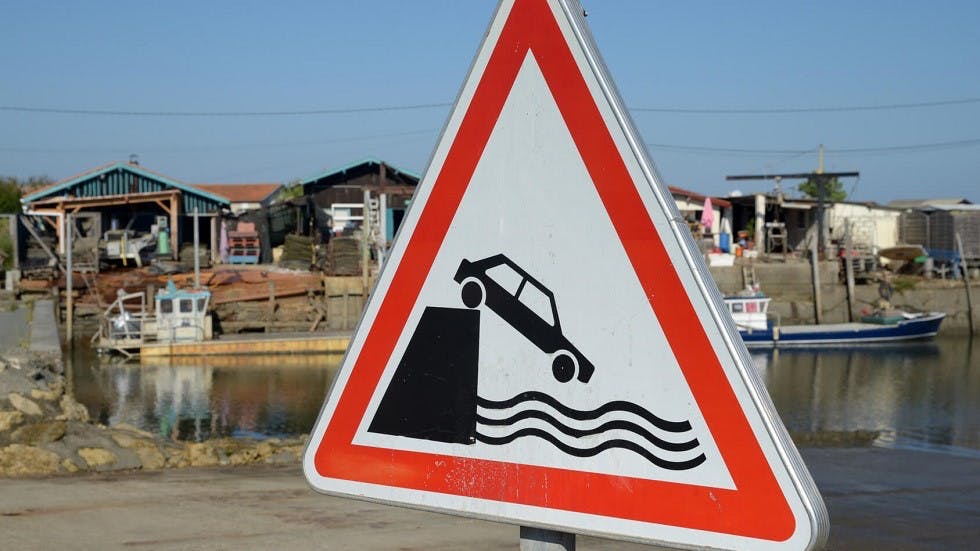 Panneau danger chute voiture berge