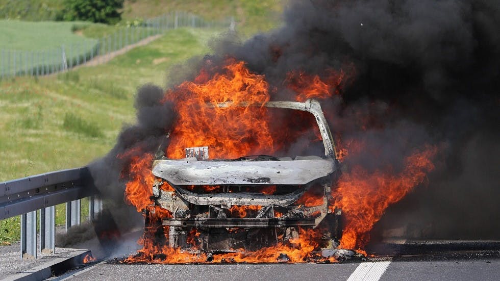 Incendie voiture fumee epaisse
