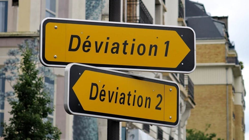 Deux panneaux deviation agglomeration