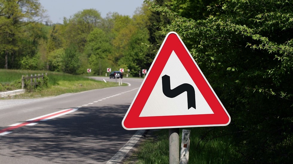 panneau de danger de virages en epingles