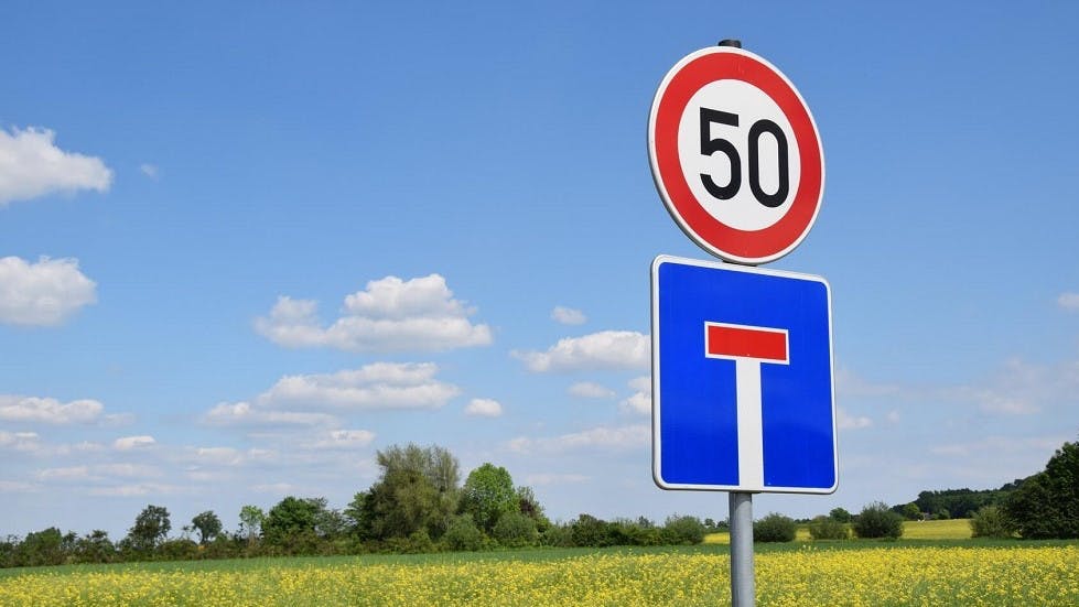 Panneaux d impasse et de limitation de vitesse a 50 km h
