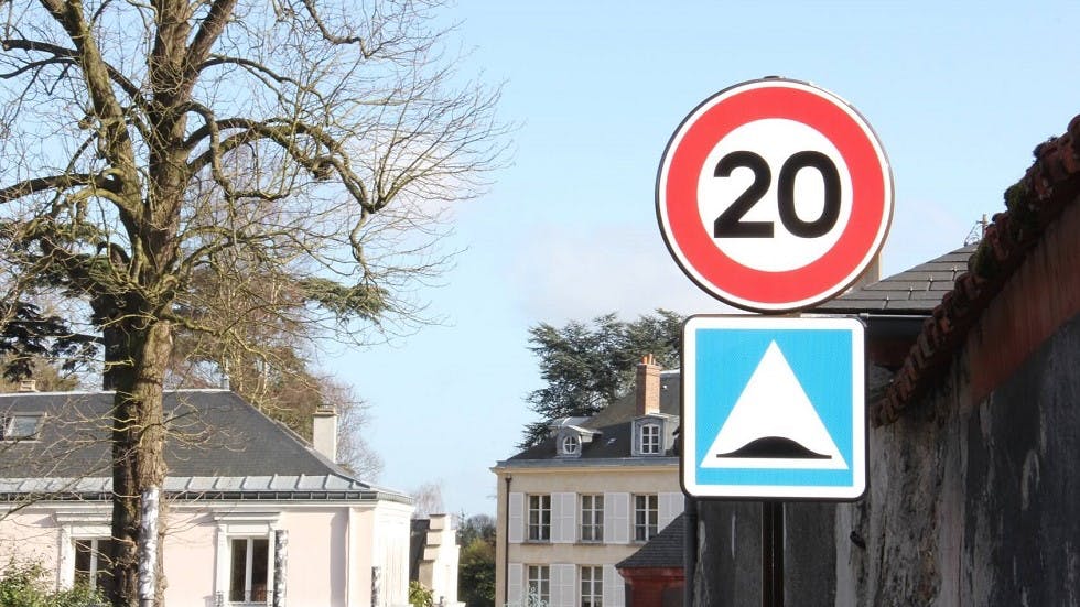 Panneau limite vitesse a 20 km h