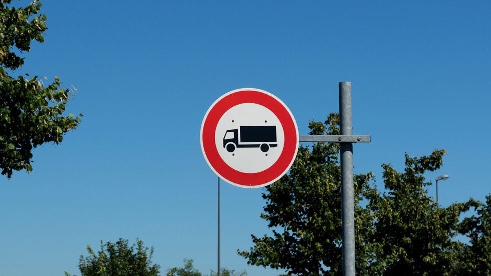 Panneau interdit poids lourds