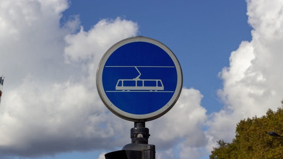 Panneau obligatoire tramway