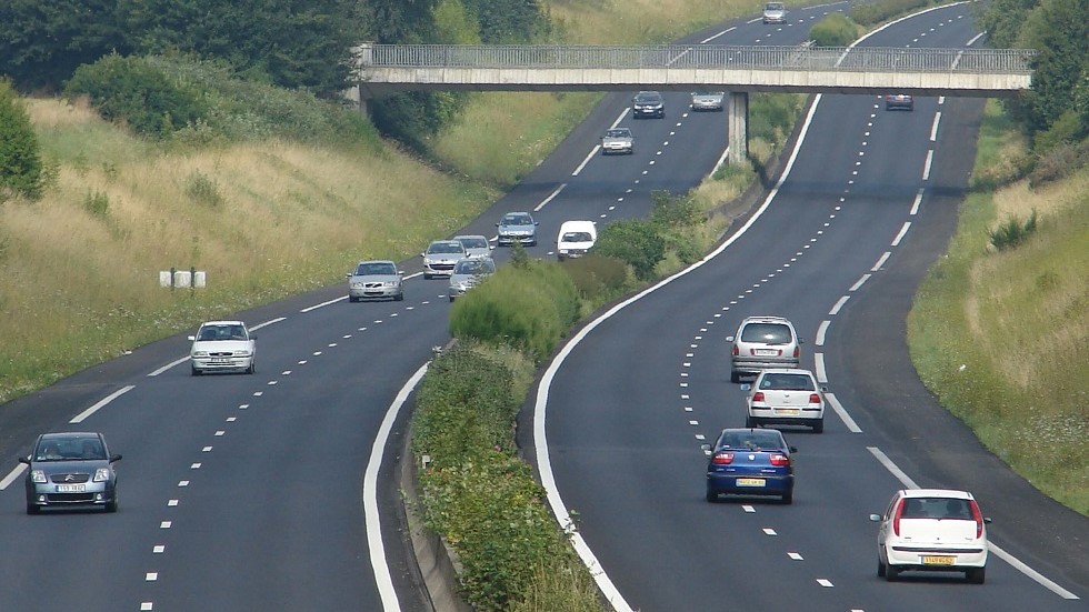 Bande arret urgence sur autoroute