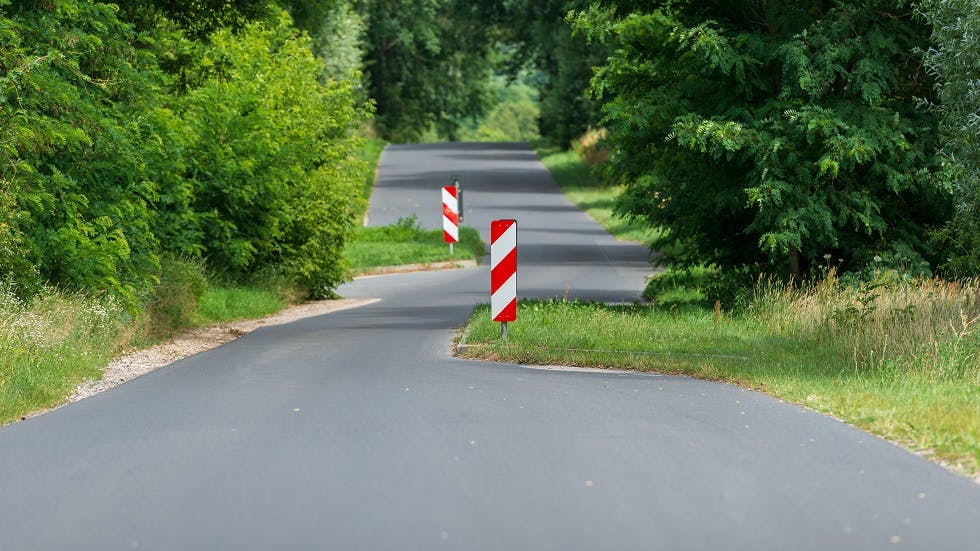 Chicanes sur une route de campagne