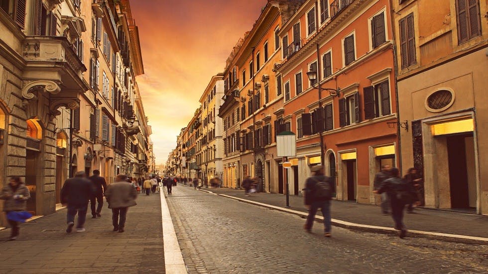 Pietons dans une rue pietonne