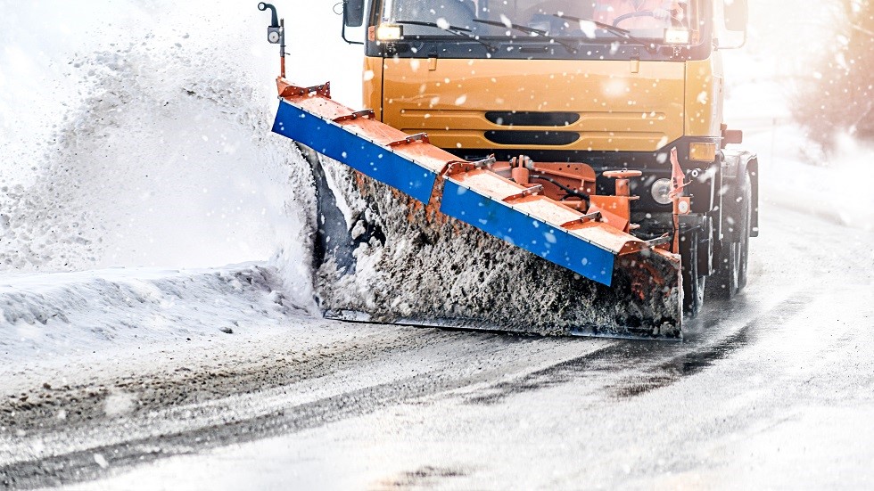 Engin service hivernal deneigeant une route