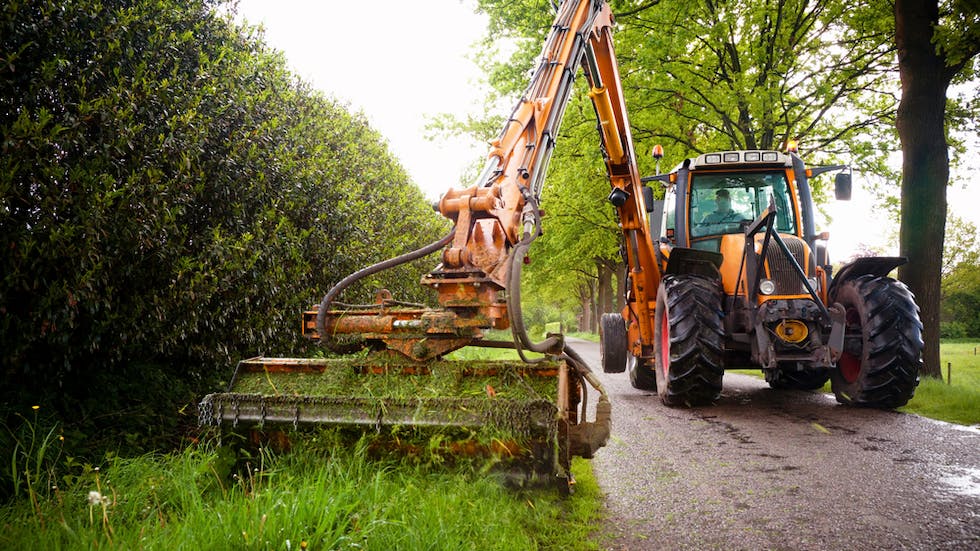 Fauchage bord de re route en tracteur