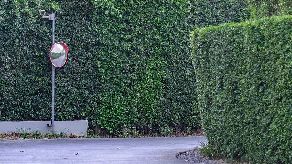 Miroir de surveillance a une intersection