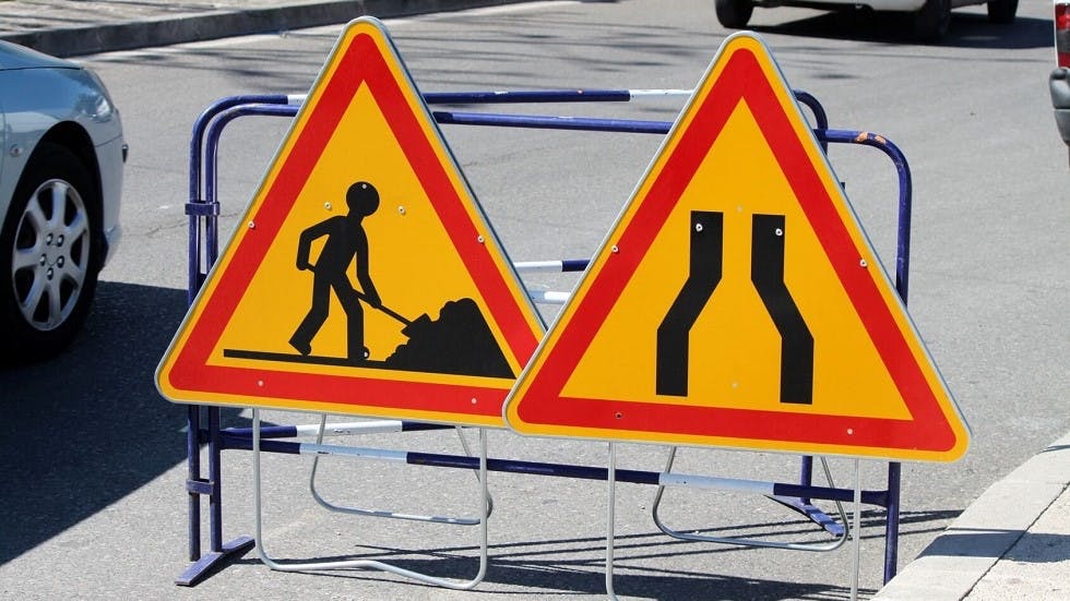 Panneau temporaire de retrecissement de la chaussee