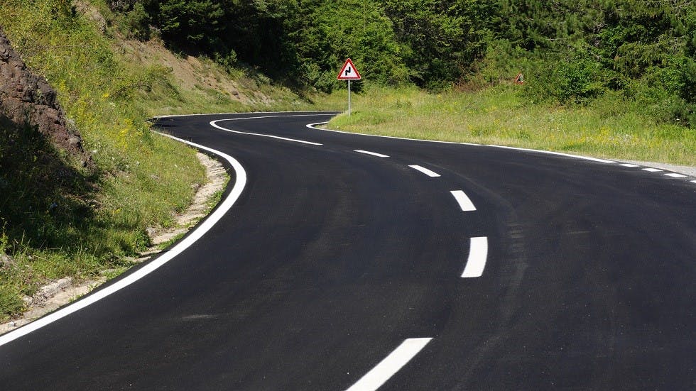 Voi sinueuse marquage et panneau de signalisation