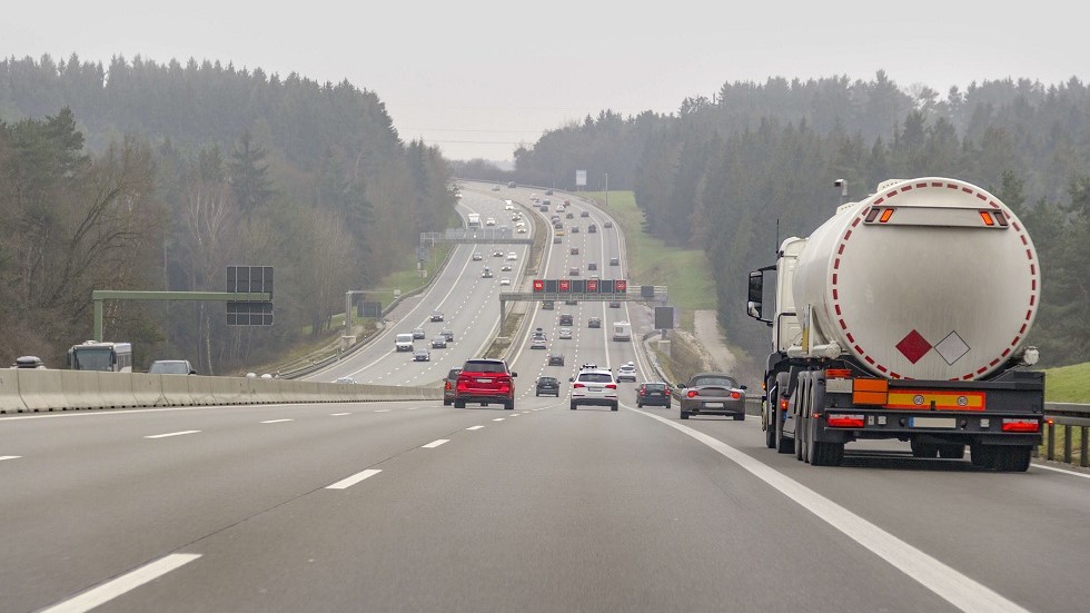 Camion citerne vitesse autoroute
