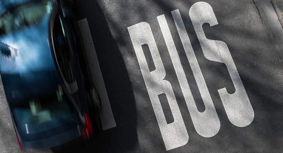 Voiture voie bus