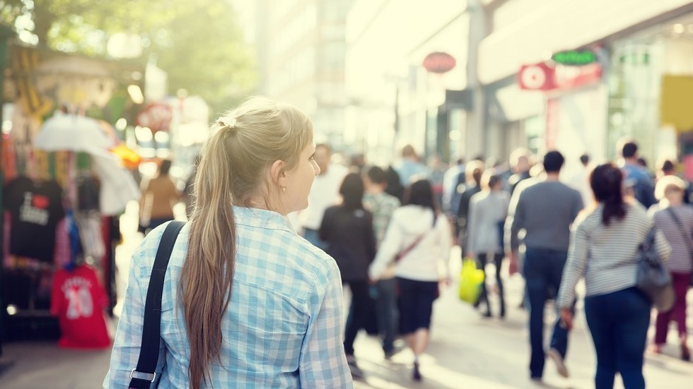 Nombreux passants dans une rue pietonne
