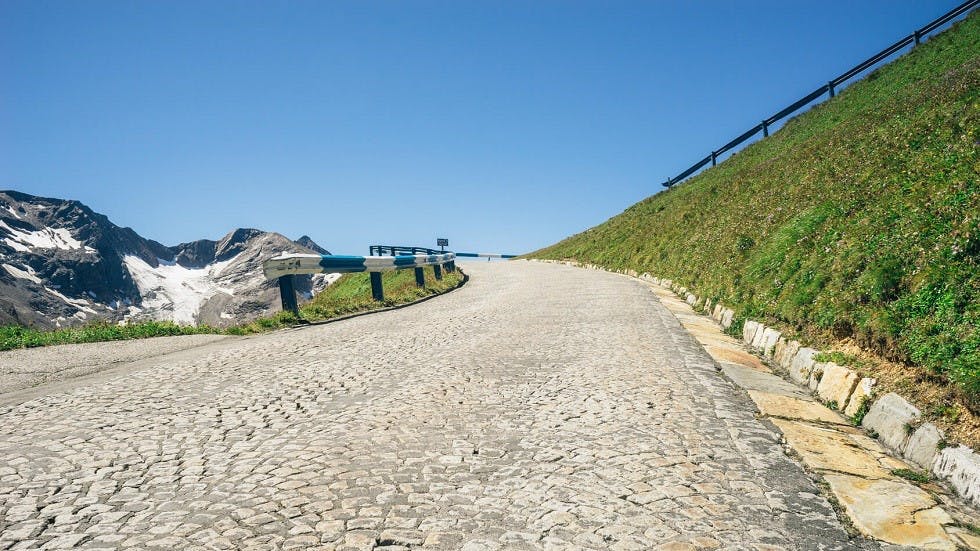 Route pavee de montagne