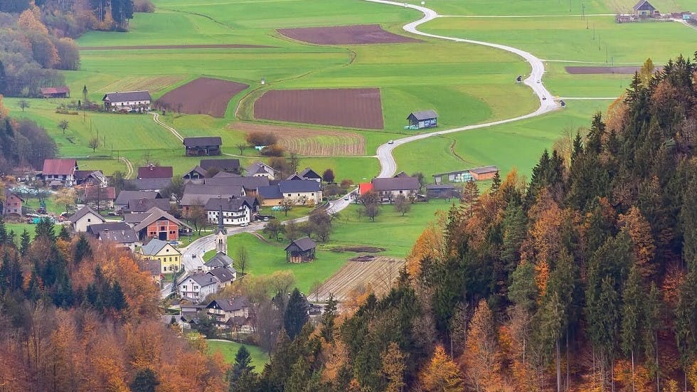 Route communale et petit village