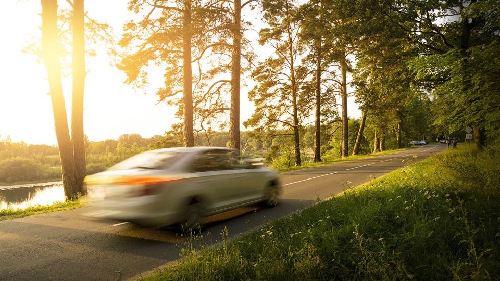 Voiture roulant sur une route du réseau secondaire