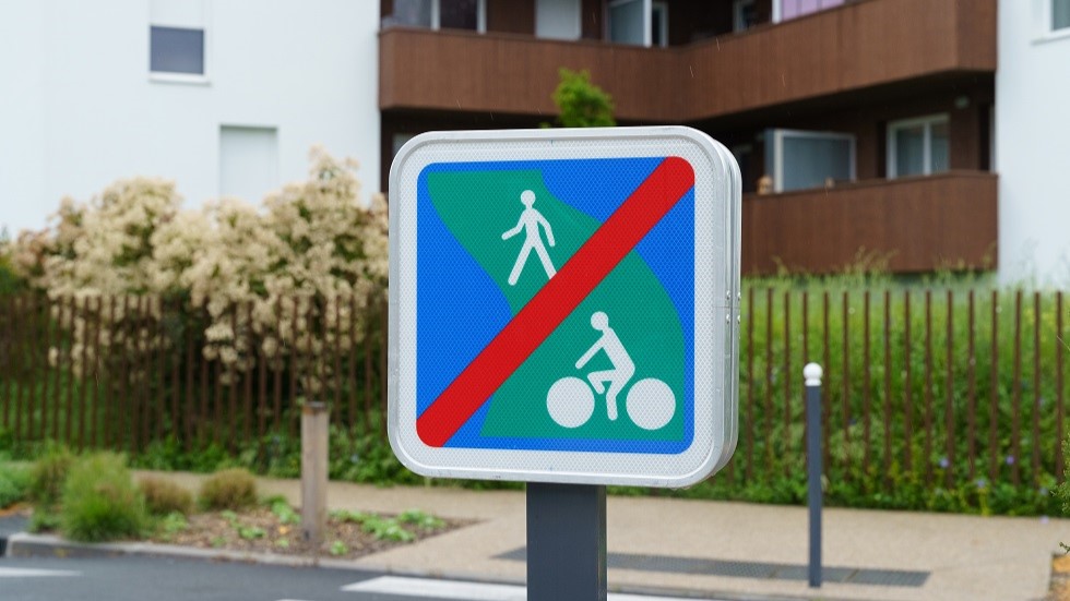 Panneau de fin de voie verte en agglomeration