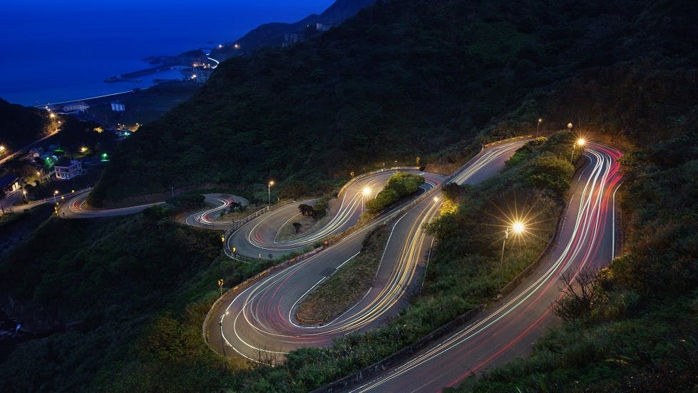 Route sinueuse montagne nuit