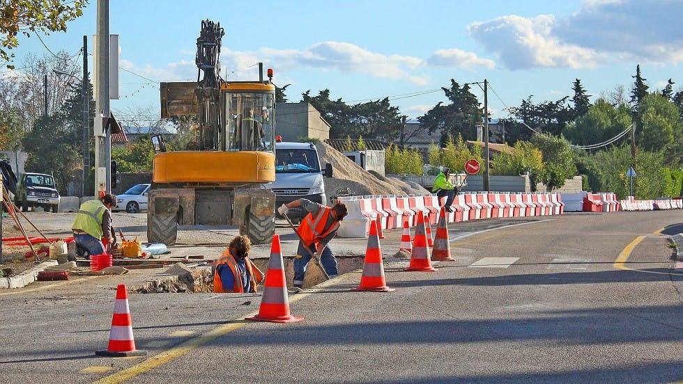 Ouvriers travaillant sur un chantier routier