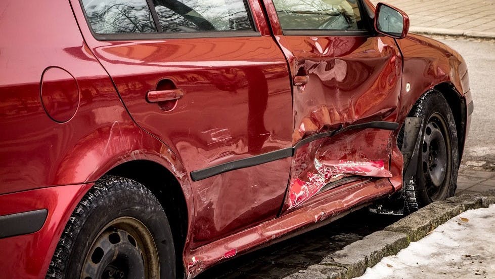 Aile voiture rouge enfoncee