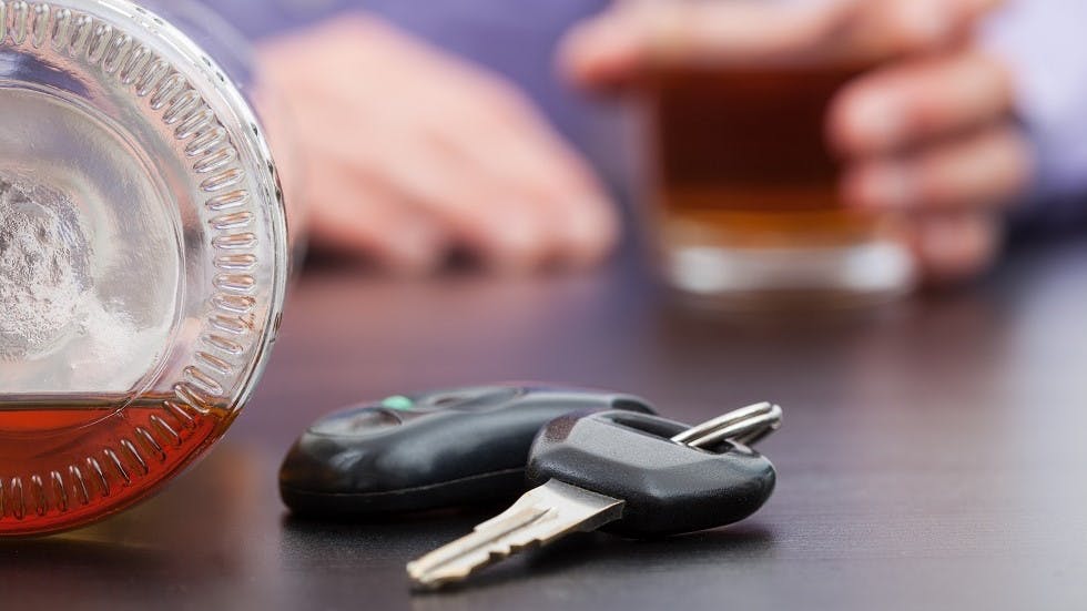 Cle de voiture et verre d alcool