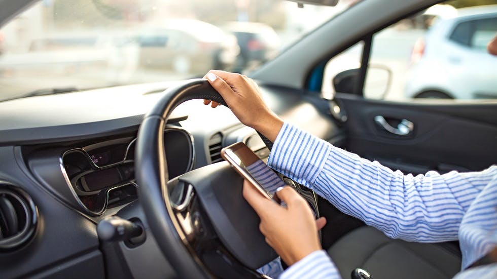 Conductrice utilisant son telephone portable au volant