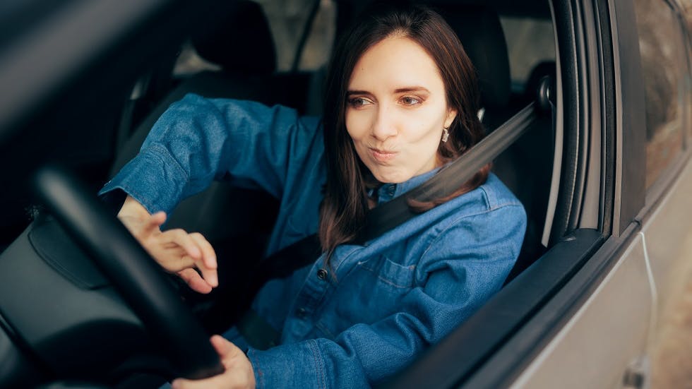Conductrice utilisant son klaxon