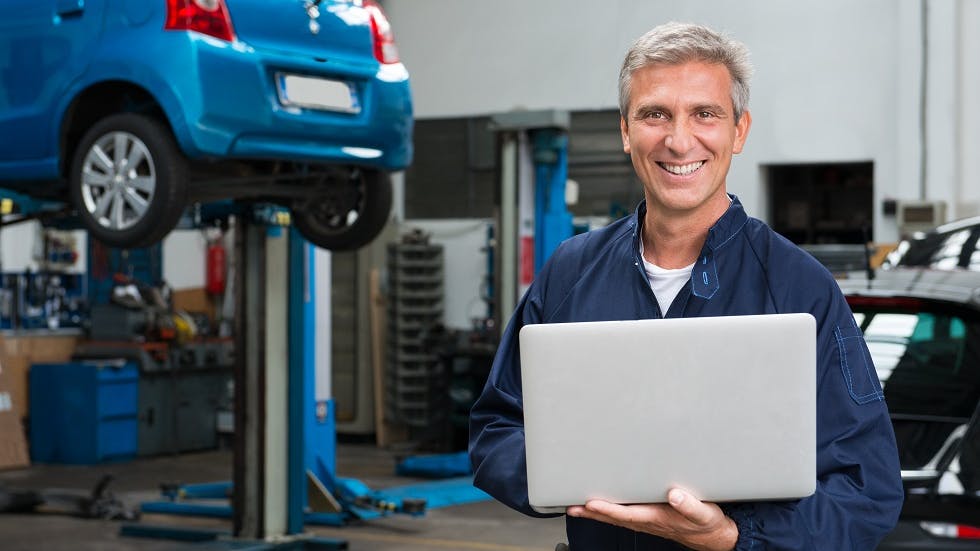 Garagiste realisant le controle technique d une voiture