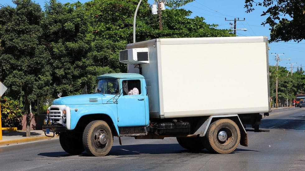 Camionnette stationnee sur une route