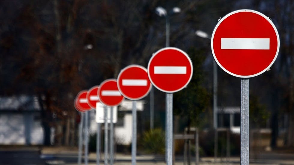 Nombreux panneaux de sens interdit