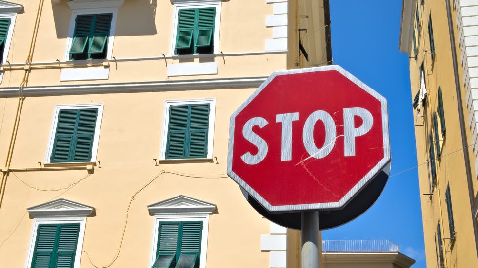 Panneau stop en agglomeration