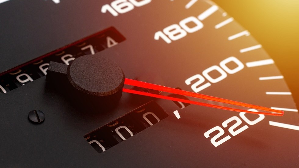 Compteur affichant un grand exces de vitesse