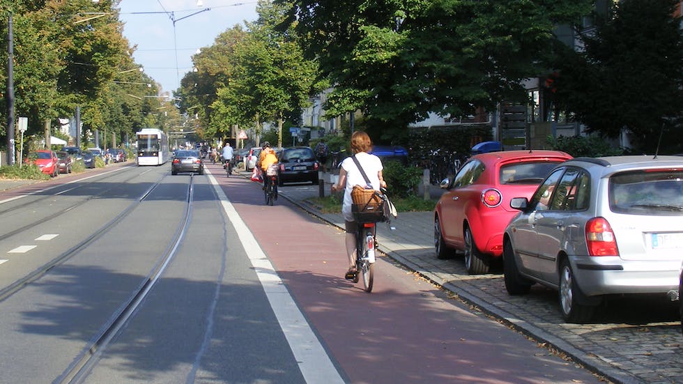 Velo sur une bande cyclable