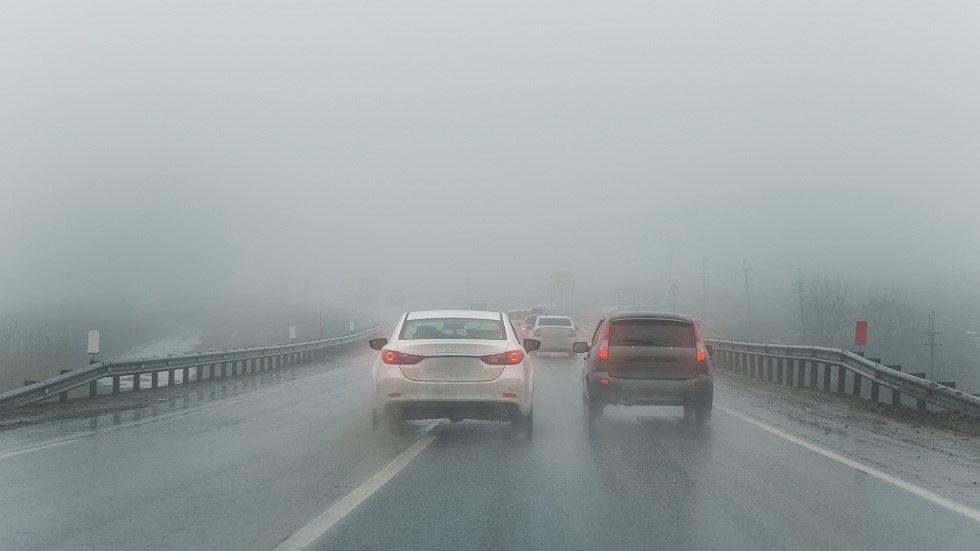Voiture realisant un depassement dangereux