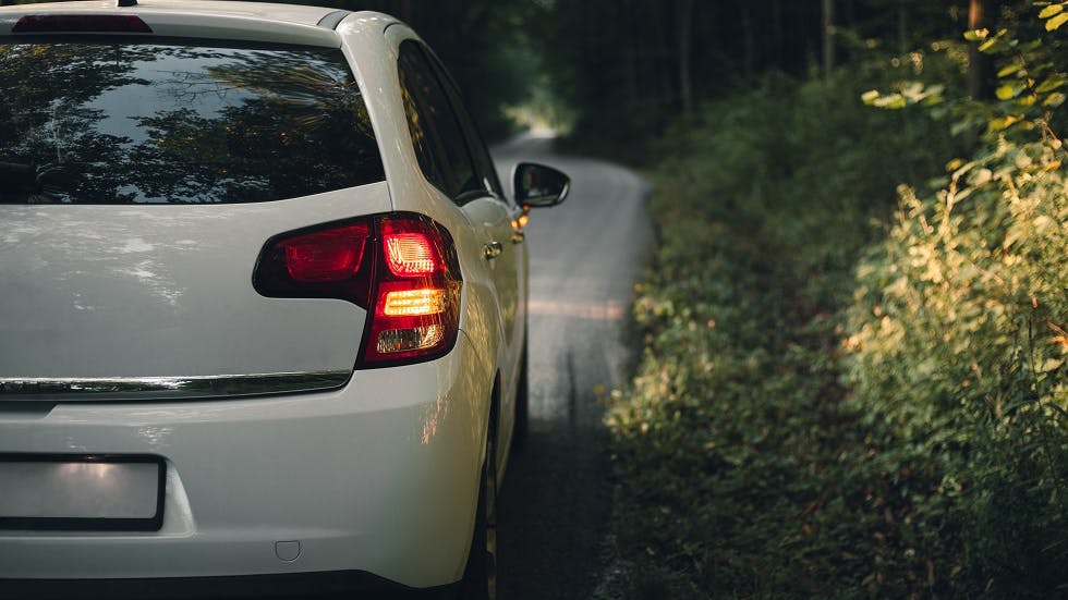Voiture blanche activant ses clignotants