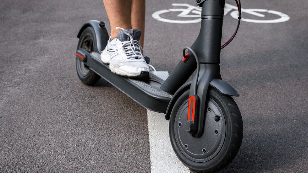 Trottinette electrique se rabattant sur une bande cyclable