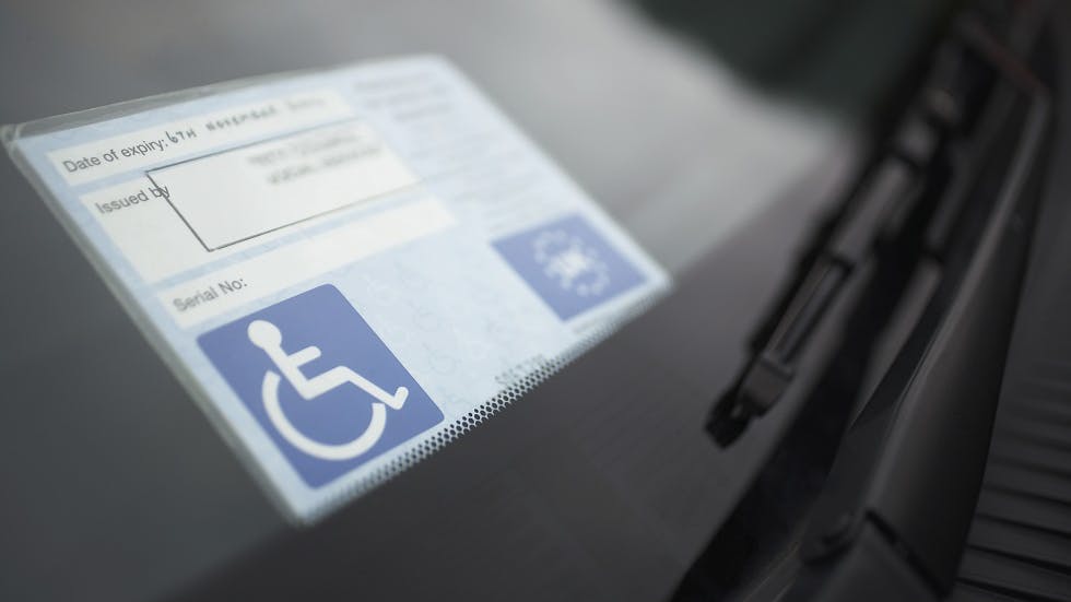 Carte mobilite de personne en situation de handicap sur un pare-brise
