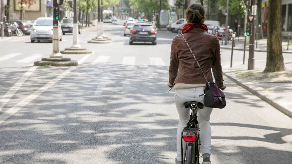 Cycliste circulant dans Paris