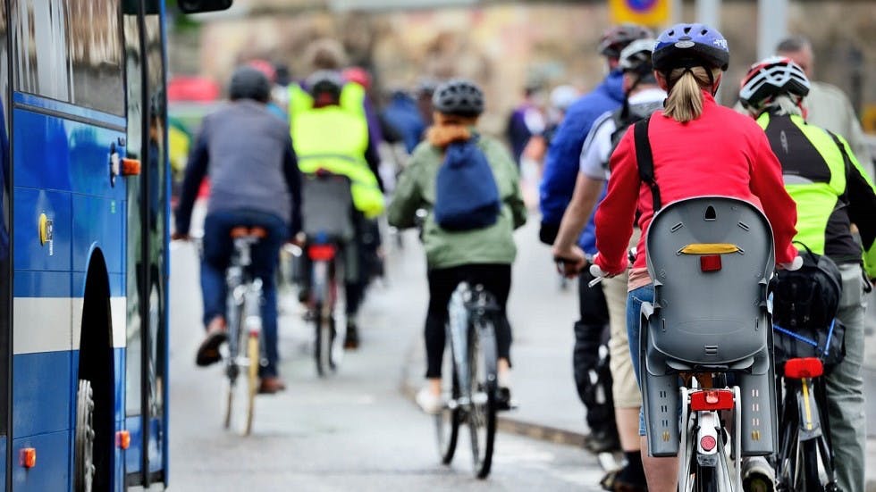 Cyclistes circulant a proximite d un bus