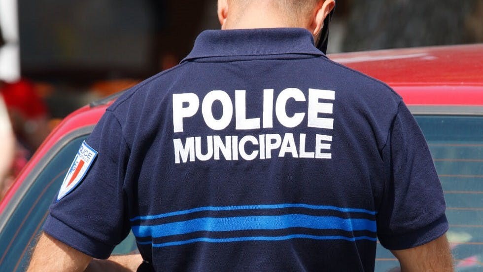 Policier municipal controlant un automobiliste