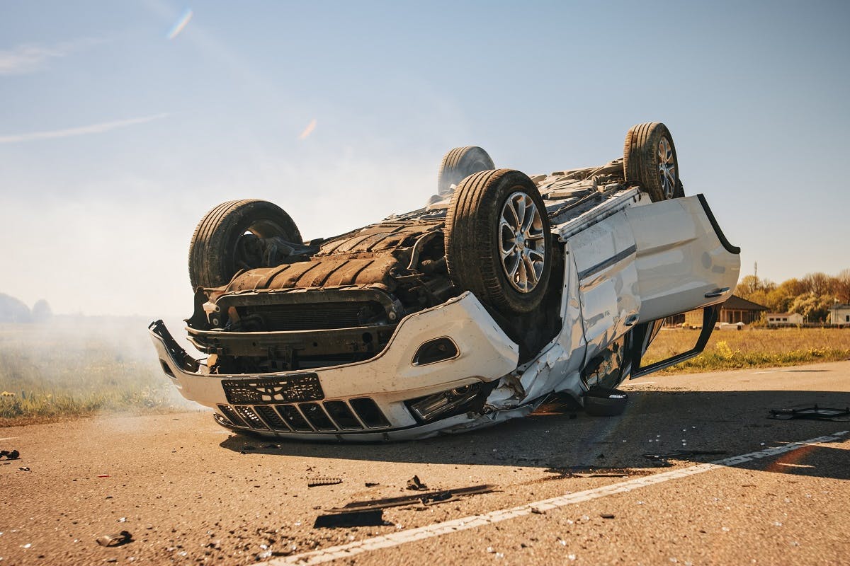 Voiture renversee apres une chute sur l'autoroute