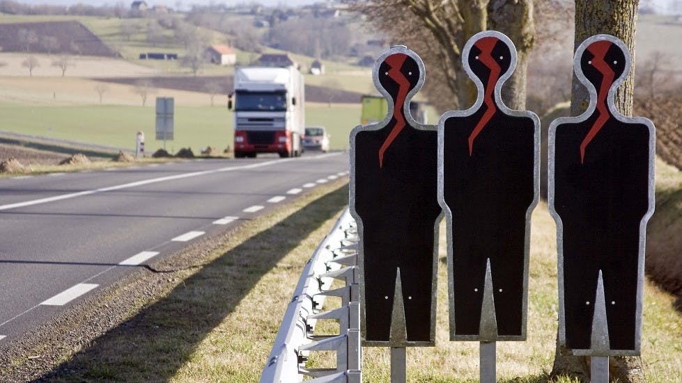 Groupe silhouettes noires bord route