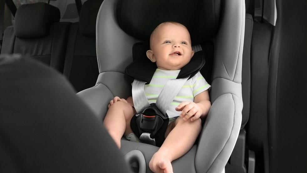 Bebe dans un siege auto adapte